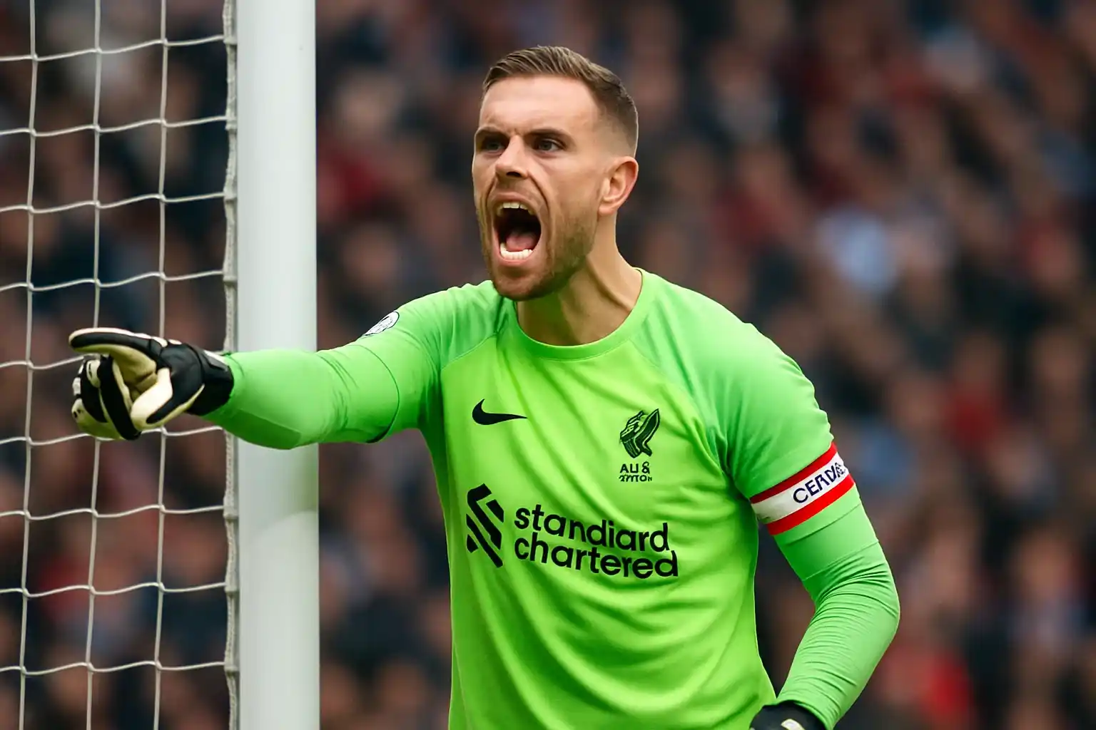 Henderson hò hét chỉ đạo đồng đội từ khung gỗ